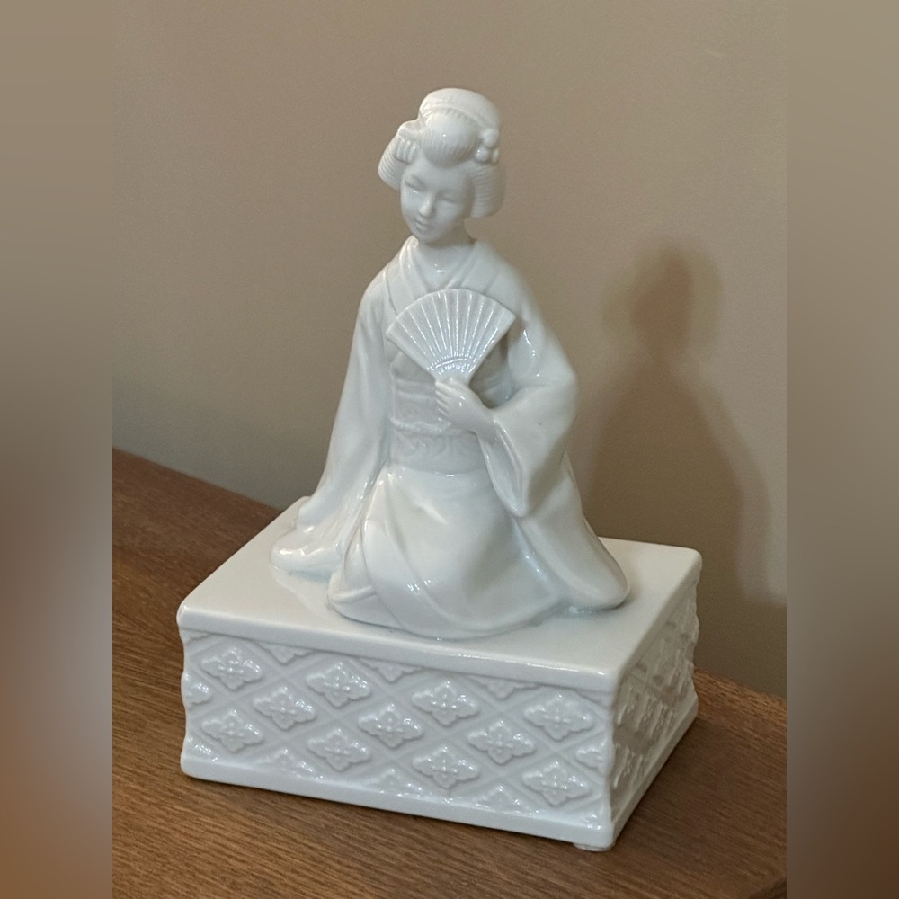 Andrea By Sadek White Porcelain Geisha Girl Holding Fan Figurine Music Box
